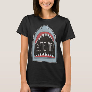 Bita mig haj Fläkt-strandvatten för sommartid T Shirt