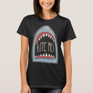 Bita mig haj Fläkt-strandvatten för sommartid T Shirt