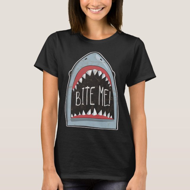 Bita mig haj Fläkt-strandvatten för sommartid T Shirt (Framsida)