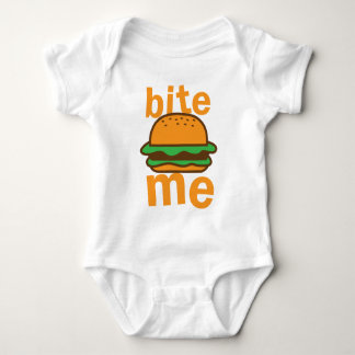 bita mig! med den gulliga hamburgaren tee shirt