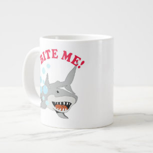 Bita mig Shark på vitt Jumbo Mugg