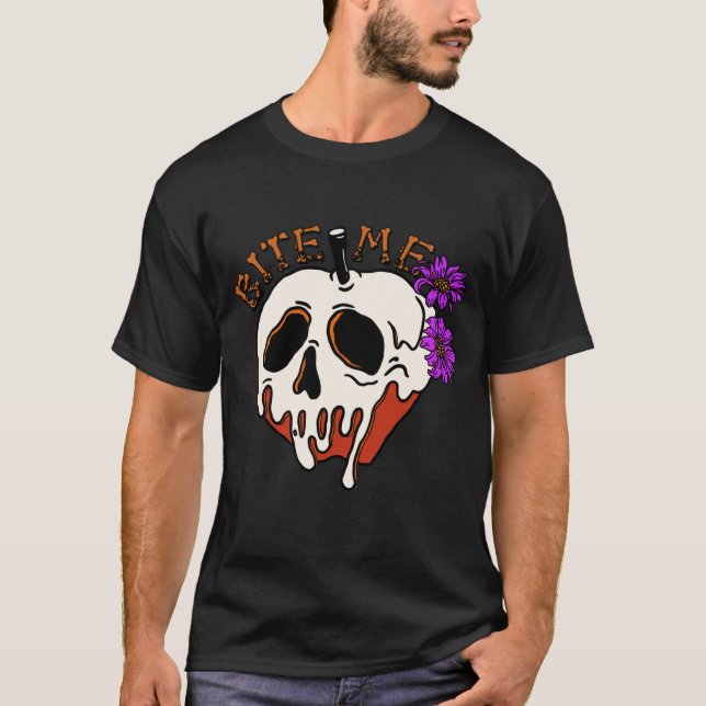 Bite Me - Halloween Skull Poison Apple & Flowers T Shirt (Framsida)