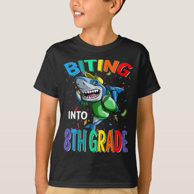 Biting to 8th Klass Shark Back to school T-Shirt (Framsida)