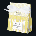 Bivaxgul och grå geometrisk anpassad presentaskar<br><div class="desc">Fira med vår honungsbissamling i roliga mjuka gula och grå nyanser. Matchande föremål för att komplettera din evenemangssamling finns tillgängliga i vår Zazzle-butik!</div>