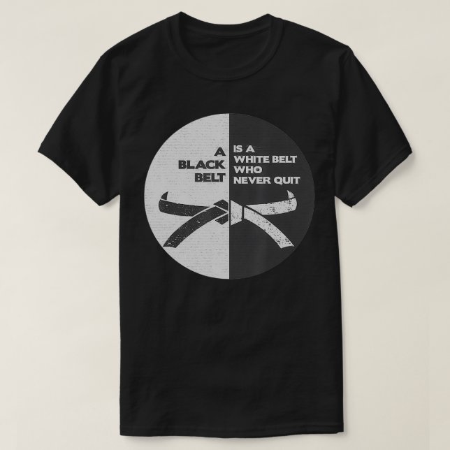 BJJ Black bälte är en vit bälte som aldrig slutar. T Shirt (Design framsida)