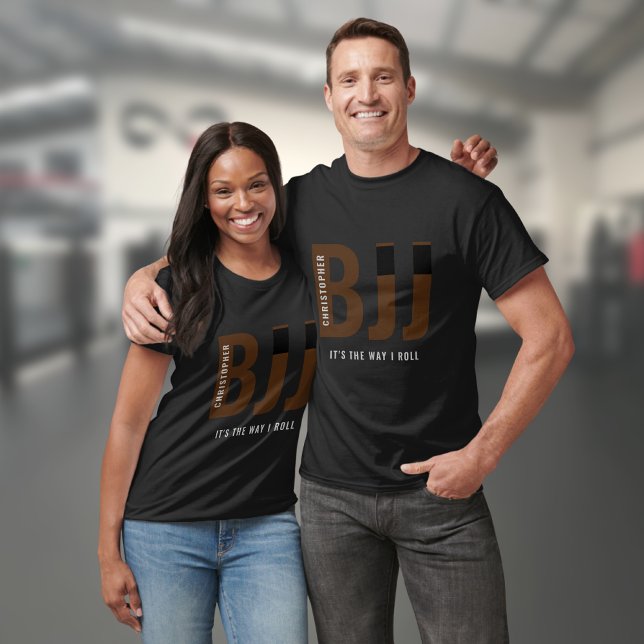 BJJ Brazilian Jiu Jitsu Add Namn Brown Bälte T Shirt (Black Jiu Jitsu BJJ Tshirt with BJJ in Brown.)