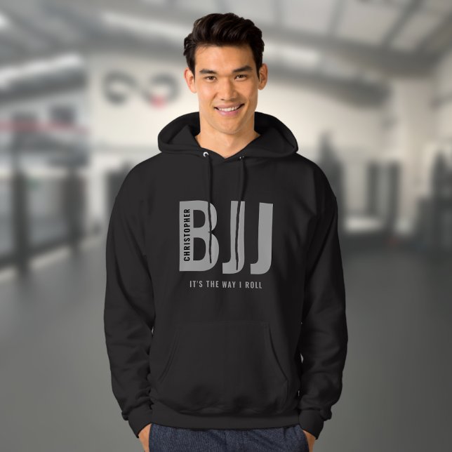 BJJ Brazilian Jiu Jitsu Edit Namn & Text Avslappna Hoodie (Personalized black BJJ hoodie worn by a male model in a gym)