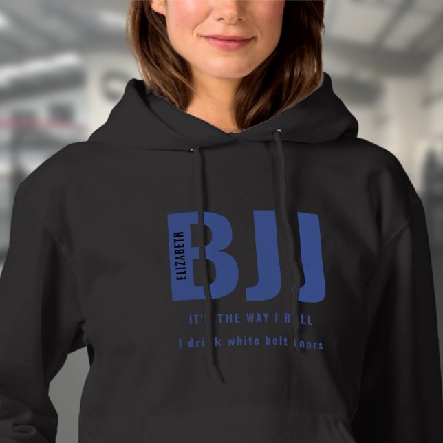 BJJ hur jag lägger till ditt namn Blue Bälte Dam T Shirt (Black woman's BJJ hoodie worn by a female model in the gym.)