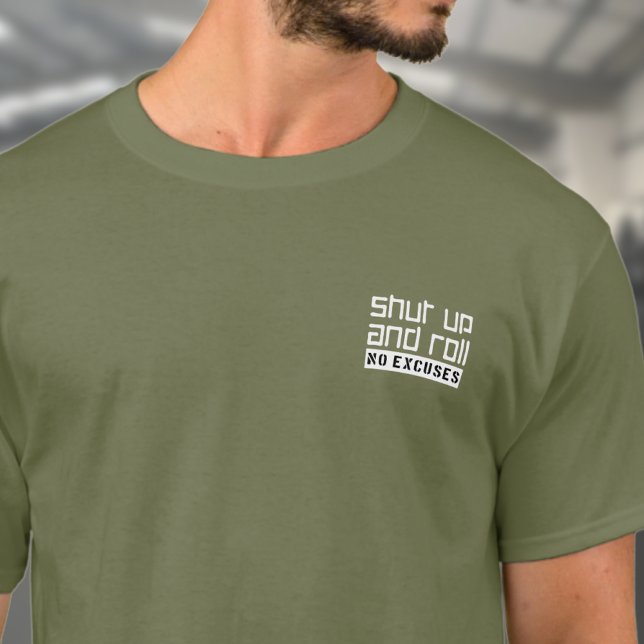 BJJ Jiu Jitsu håller käften och rullar T Shirt (Shut up and roll green t-shirt on a male model)