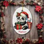 Björjul i Panda-blodet Cute Santa Hat Baby Julgransprydnad Keramik<br><div class="desc">På framsidan av denna söta julprydnad är en vacker baby panda som bär sitta med sina gåvor. Han har en röd och vit tomtehatt och en gryning. Ditt eget namn finns i grund. Baksidan av dekorationen har ett God jul-meddelande och din namnteckning. AI generativ innehåll.</div>