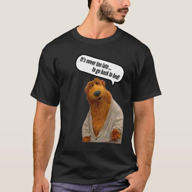 Björn i Big Bed T Shirt (Framsida)