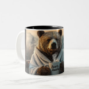 Björn i morgonrock som håller en kaffemugg