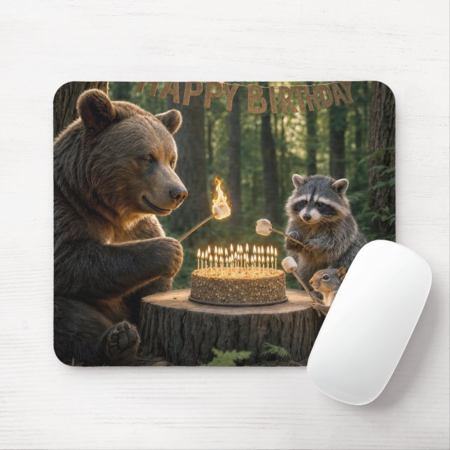 Björn med vänner som rostar marshmallows över tårt musmatta (Med mus)
