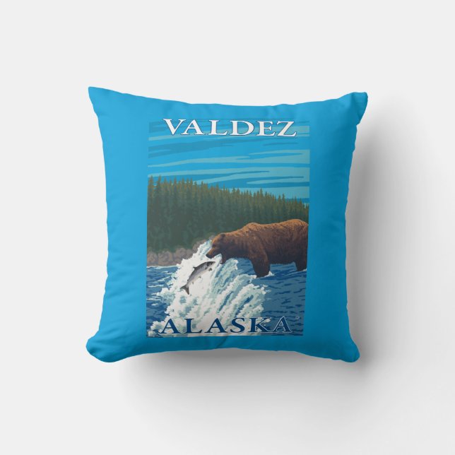 Björn som fiskar i floden - Valdez, Alaska Kudde (Framsida)