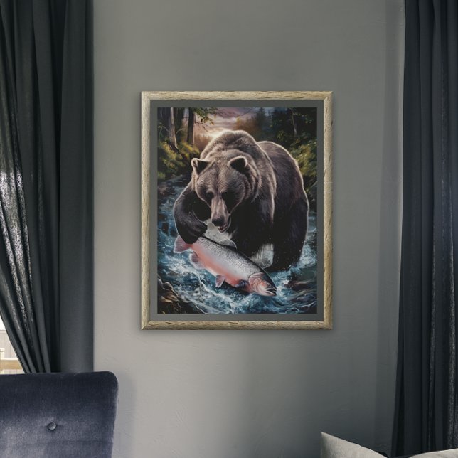 Björn som håller en skalande fisk poster (Skapare uppladdad)