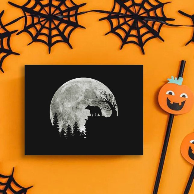 björn stående på månen halloween vykort (Skapare uppladdad)