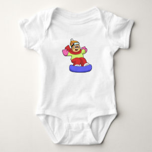 Björn vid snowboardingbombord med snötbord t shirt