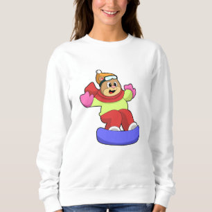 Björn vid snowboardingbombord med snötbord t shirt