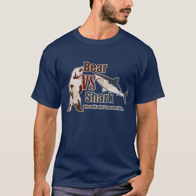 Björn vs. hajen, vem ska seger? t-shirt (Framsida)