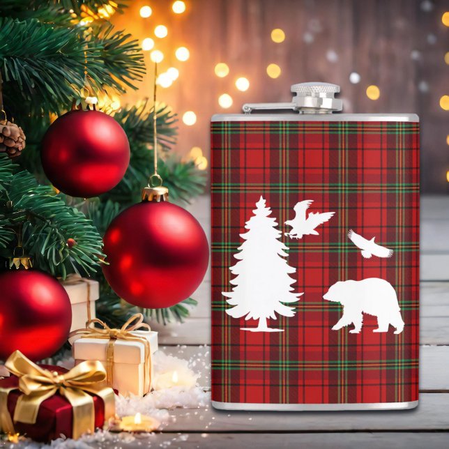 Björnhäst vid gräs träd vid rödsvarta tartan fickplunta (Skapare uppladdad)