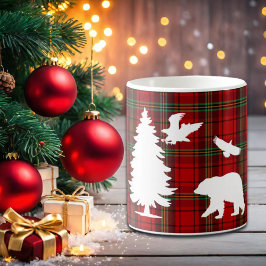 Björnhäst vid gräs träd vid rödsvarta tartan kaffemugg