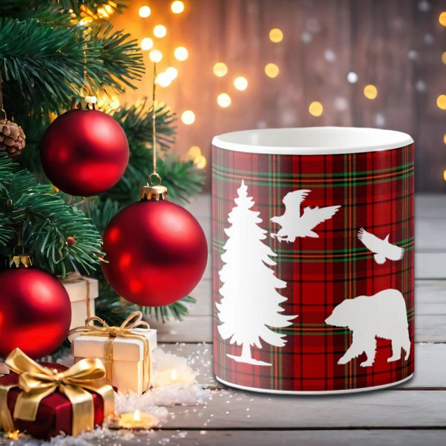 Björnhäst vid gräs träd vid rödsvarta tartan kaffemugg (Skapare uppladdad)