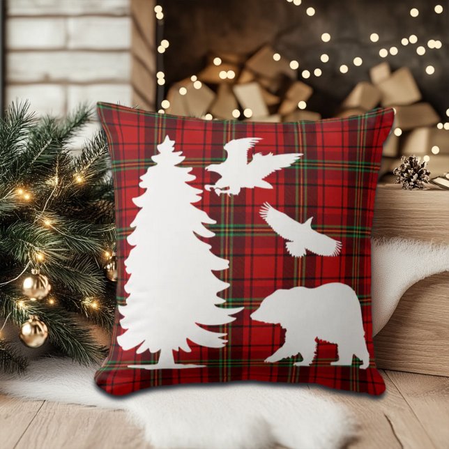 Björnhäst vid gräs träd vid rödsvarta tartan kudde (Skapare uppladdad)