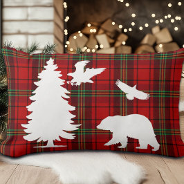 Björnhäst vid gräs träd vid rödsvarta tartan lumbarkudde