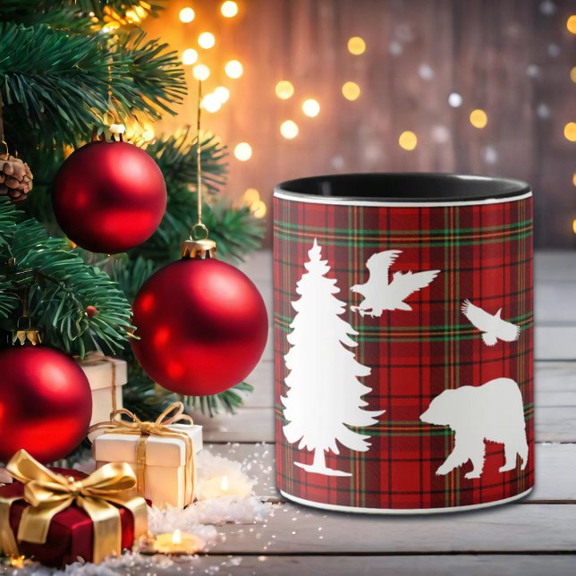 Björnhäst vid gräs träd vid rödsvarta tartan mugg (Skapare uppladdad)