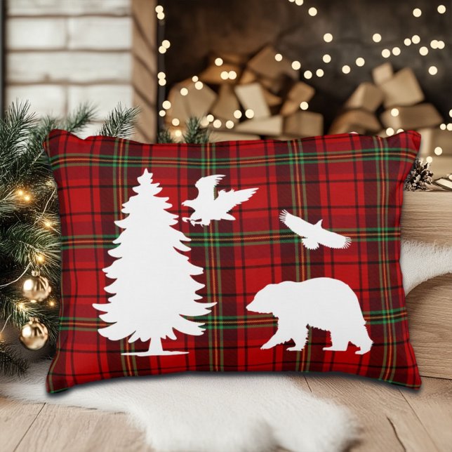 Björnhäst vid gräs träd vid rödsvarta tartan prydnadskudde (Skapare uppladdad)