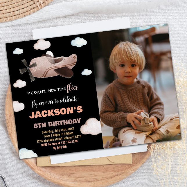 Bjud på flygplanet Svart brun med foto Inbjudningar (Airplane Birthday Invitations Black Brown w Photo)