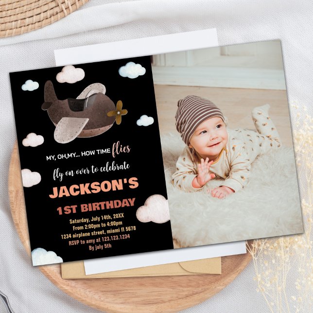 Bjud på flygplanet Svart brun med foto Inbjudningar (Airplane Birthday Invitations Black Brown w Photo)