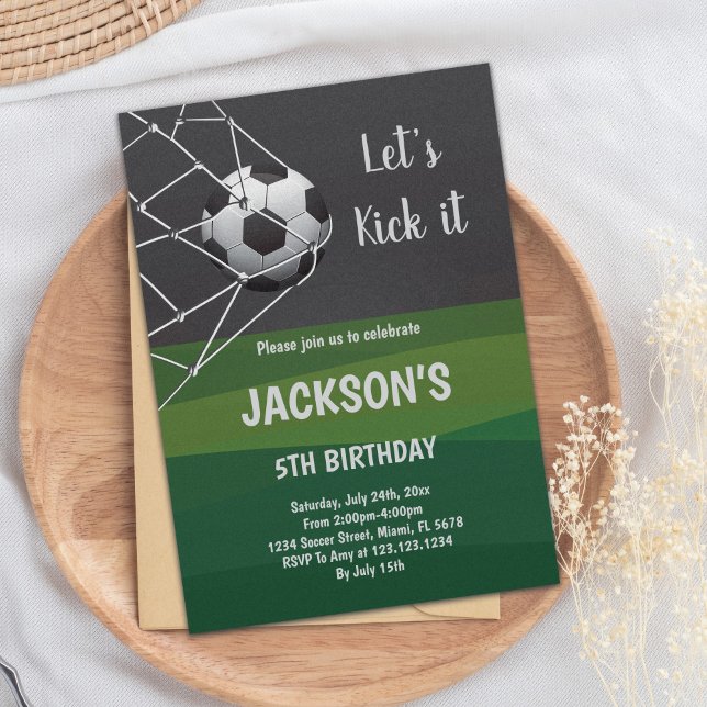 Bjud på grönt och svart fotboll på födelsedagen inbjudningar (Green Black Goal Soccer Invitation White Text)
