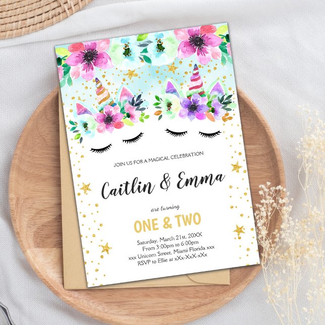 Bjud på två Gröntar Blommigt Unicorn Birthday-inbj Inbjudningar (Twin Green Floral Unicorn Invitations)