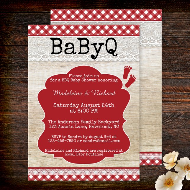 Bjudbältesinbjudan för BPM-Par med bakgård Inbjudningar (Rustic baby shower invitation in BBQ backyard style featuring a picnic table cloth with lace on wood)