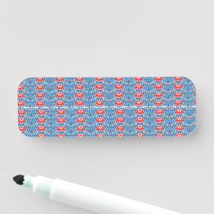 blå bakgrund med röd och vit design namnbricka