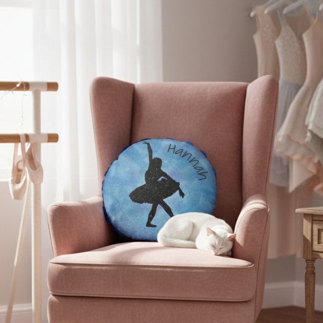 Blå ballerinakudde med namn - Rund - 40 cm Kudde (Round blue ballerina pillow with custom name. 🩰)