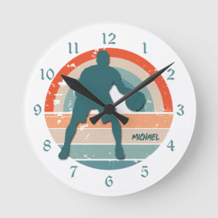 Blå basketbollspelare Retro Regbow Round Clock Rund Klocka