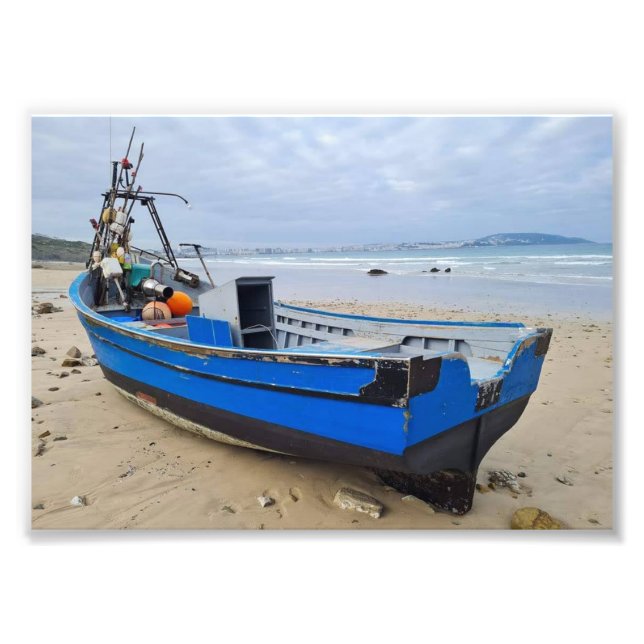 Blå båt på en lugn strand ⛱️ 💙  fototryck (Framsidan)