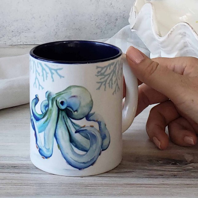 Blå bläckfisk av Kaffe koppar (Beach-themed coffee mugs ocean inspired octopus art by Victoria Grigaliunas of Do Tell A Belle)