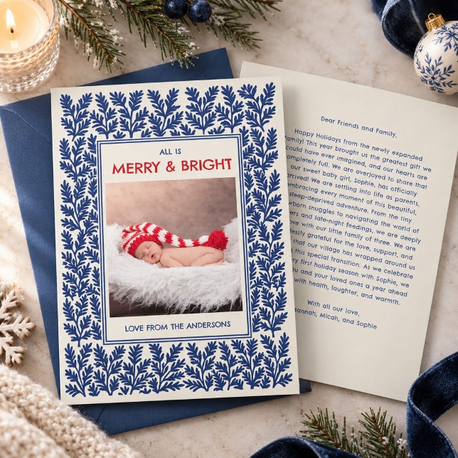 Blå Blocktryck Folklig Konst Bebis Första Jul Julkort (Navy blue block print branch border holiday card displayed next to a cream family letter page.)