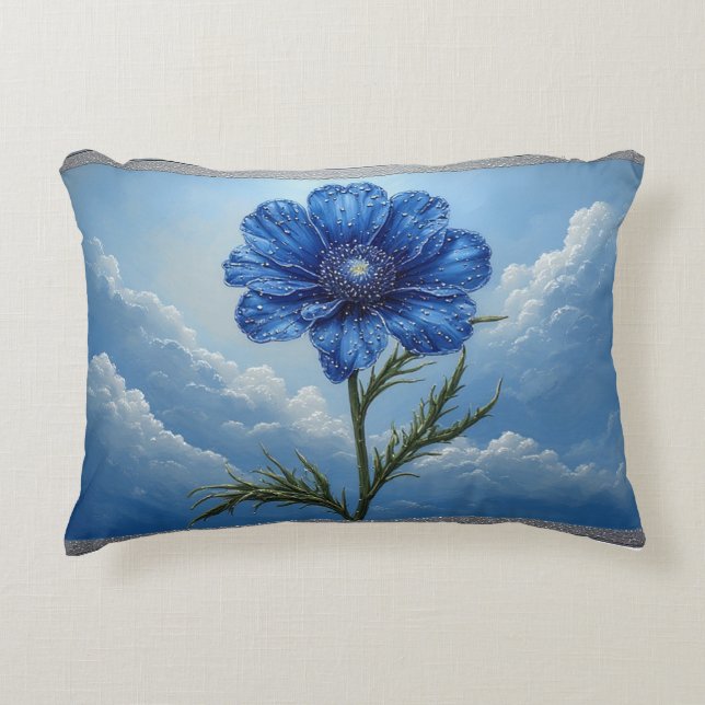 Blå Blomma Mot Ljus Molnig Himmel Prydnadskudde (Framsidan)