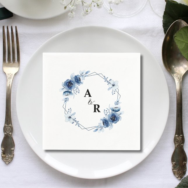 Blå Blommig Et-tecken Monogram Initialer Bröllop Pappersservett (Blue floral ampersand monogram initials wedding napkins add elegant personalized charm to receptions)