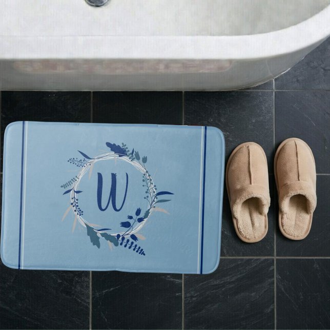 Blå Blommig Krans Anpassad Monogram Ränder Badrumsmatta (Feather wreath with monogram letter in center on blue bath mat. )