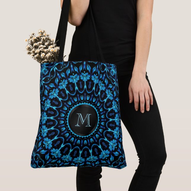 Blå Blommig Mandala Monogram Tygkasse (Närbild)