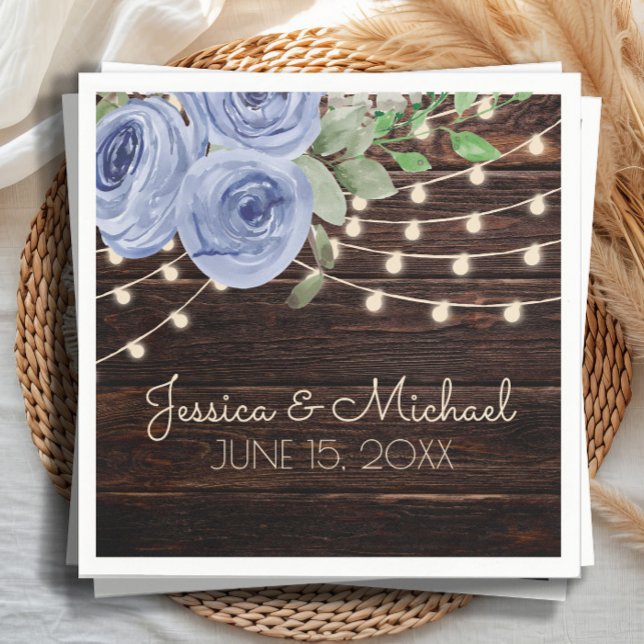 Blå Blommig Rustik Trädgårdsbelysning Bröllop Pappersservett (Dusty blue watercolor floral and rustic wood with string lights wedding paper napkins)