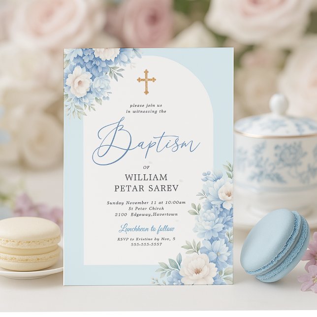 Blå Blommig Valvbarnedop Invitation med Guld Kors Inbjudningar (Blue and gold floral baptism invite styled with tea set and macarons – elegant and soft)