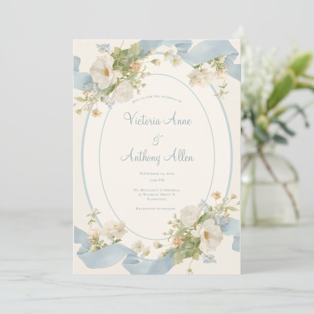 Blå Blommiga Peonior Romantisk Elegant Bröllop Inbjudningar (Stående Fram)