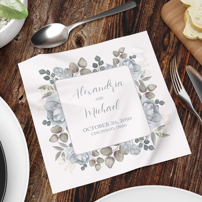 Blå Blommigt Bröllop Personlig Pappersservett (Custom  wedding cocktail napkin with bride and grooms name, date, and wedding location. )