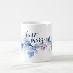 Blå Blommigten Romantic Ny gifta Kaffemugg<br><div class="desc">Romantisk vit kaffe Mugg Ny gifta med blå vattenfärger blommor. Perfekt för bröllop</div>